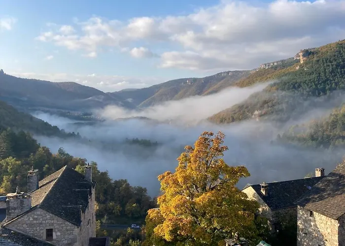 Lou Clapas Dans Village Perche Du Parc Des Grands Causses *